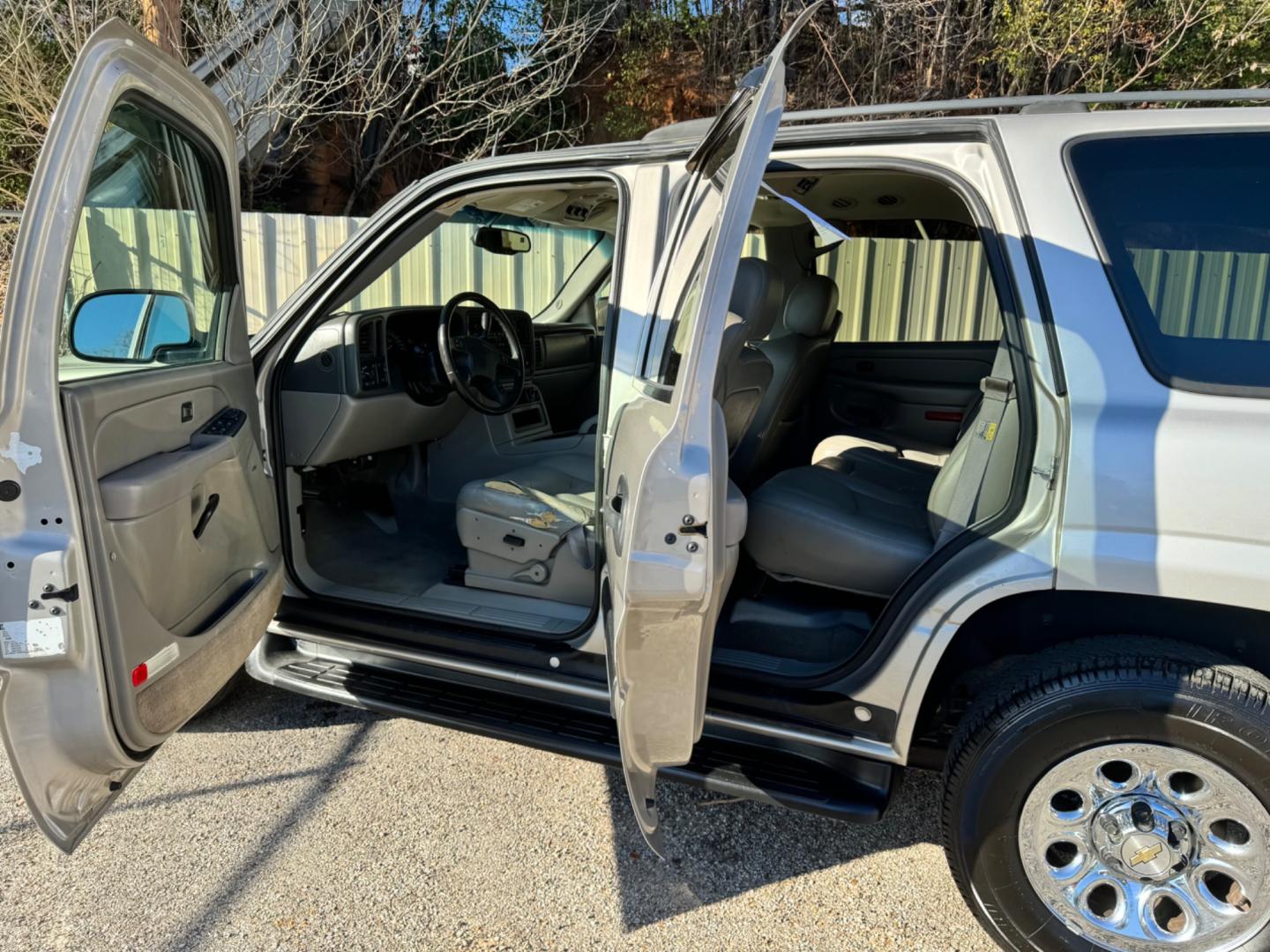 2005 TAN /CREAM LEATHER SEATS Chevrolet Tahoe 2WD (1GNEC13TX5R) with an 5.3L V8 OHV 16V engine, 4-Speed Automatic Overdrive transmission, located at 307 West Marshall Avenue, Longview, TX, 75601, (903) 753-3091, 32.500828, -94.742577 - Photo#4